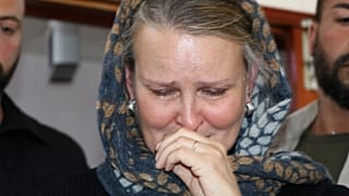 ناراحتی و اشک نماینده سازمان ملل در يمن هنگام بازدید از بیمارستانی در صنعا