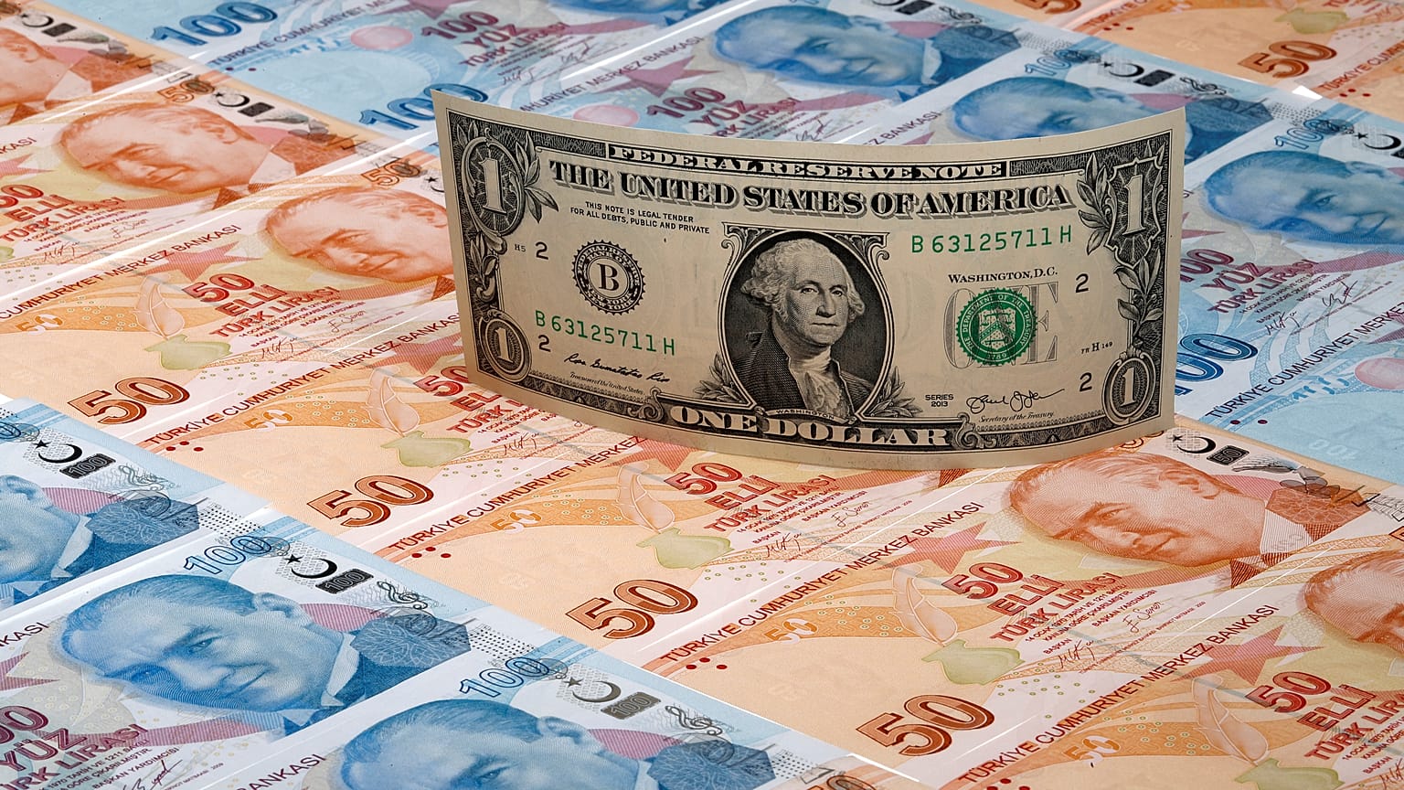 دولار أمريكي فوق أوراق نقدية فئة الليرة التركية