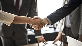 Écartée pour une poignée de main refusée, une musulmane gagne son procès