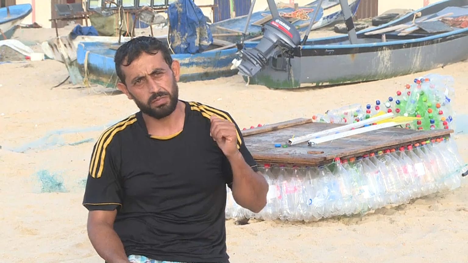Pescador constrói embarcação a partir de garrafas de plástico abandonadas