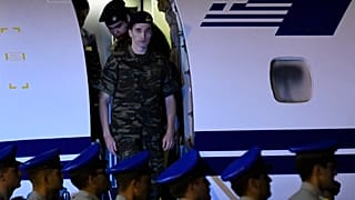 La liberación de dos soldados griegos abre paso a mejorar las relaciones con Turquía