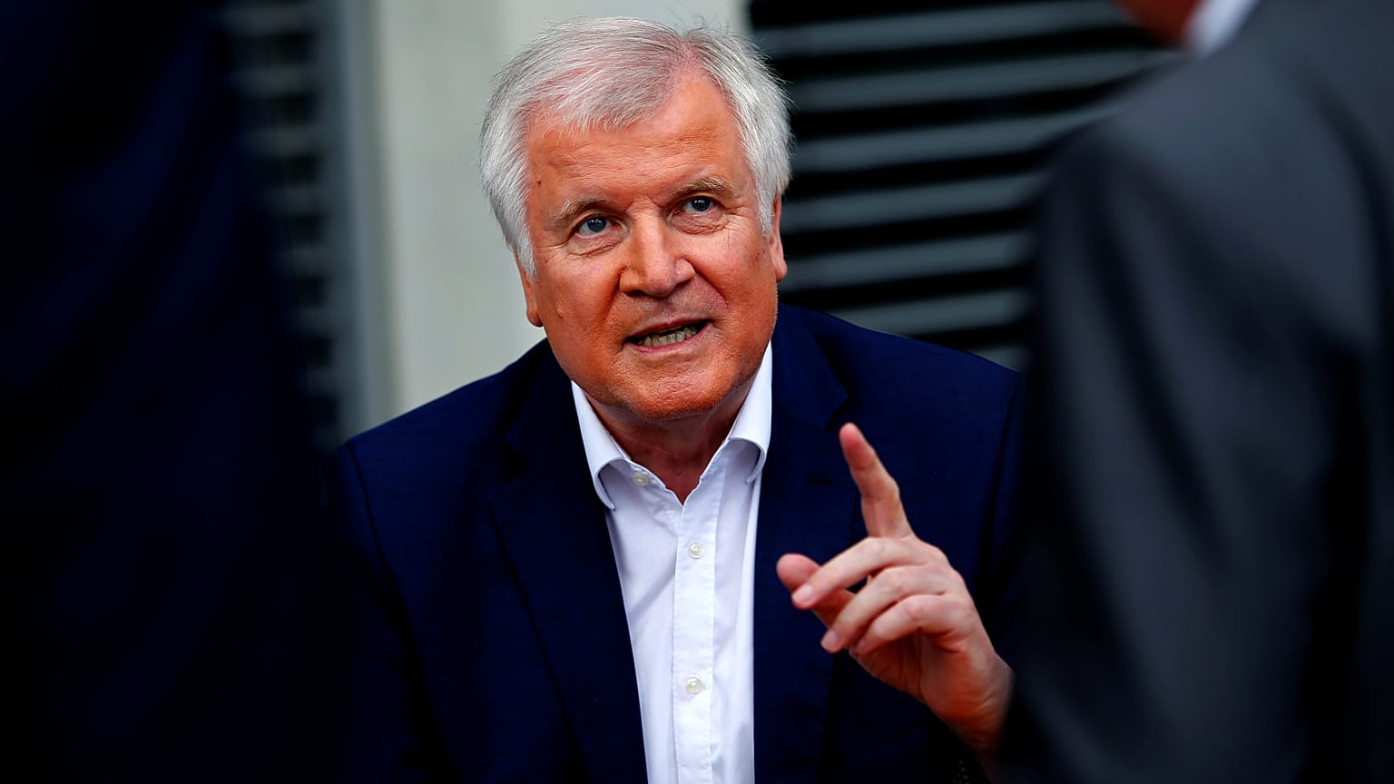 Seehofer bei einem Interview in Berlin