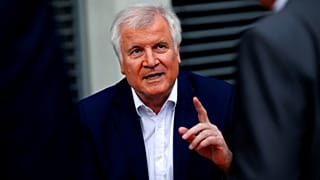 Seehofer bei einem Interview in Berlin