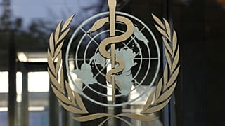 شعار منظمة الصحة العالمية في المقر الرئيسي للشركة في جنيف في سويسرا يوم 22 