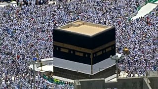 شاهد: حوالي مليوني حاج يؤدون صلاة الجمعة قبل البدء بمناسك الحج