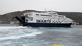 Προσάραξε σε αβαθή στην Άνδρο το Andros Jet (vid)