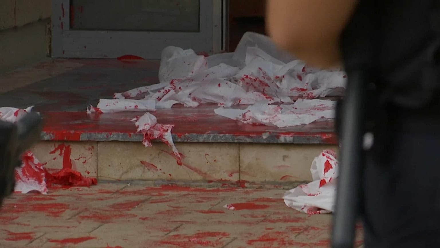 Pintura roja en Kósovo contra la violencia de género
