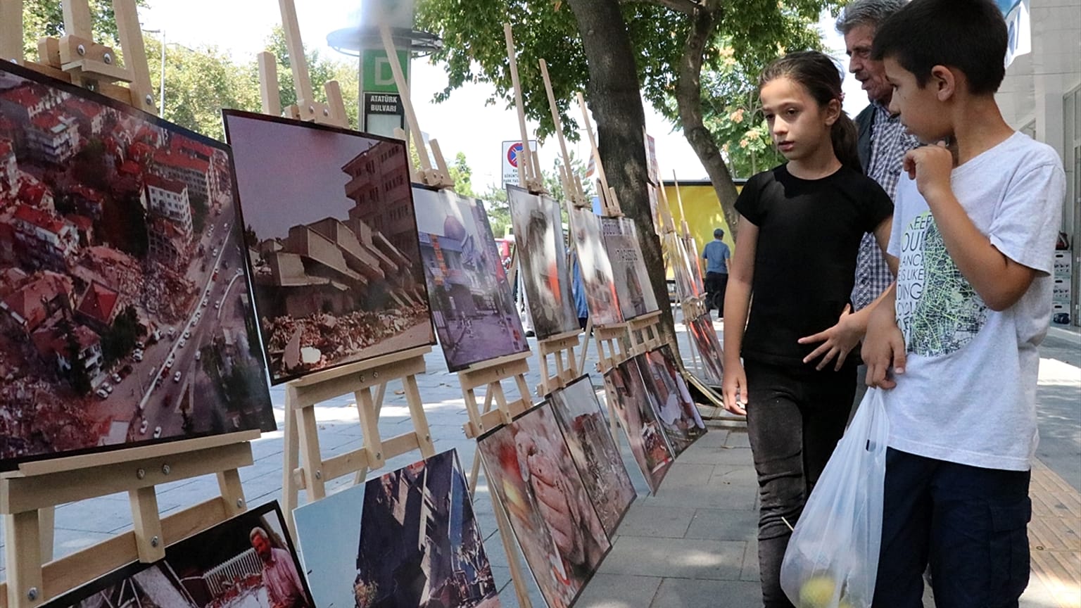 Depremin anısını canlı tutmak için 16 yıldır sergi açıyor
