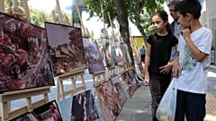Depremin anısını canlı tutmak için 16 yıldır sergi açıyor