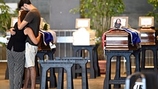 Первые похороны жертв обрушившегося моста  
