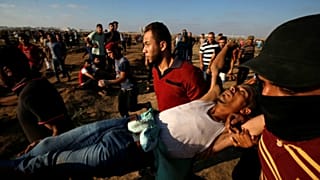 مقتل فلسطينييْن وعشرات الجرحى بالرصاص الإسرائيلي في مسيرات العودة في غزة