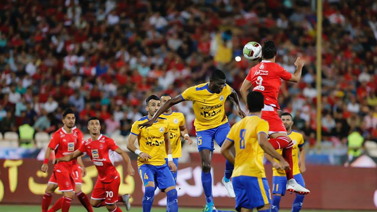 در هفته توقف پرسپولیس و شکست استقلال، پدیده صدرنشین لیگ شد