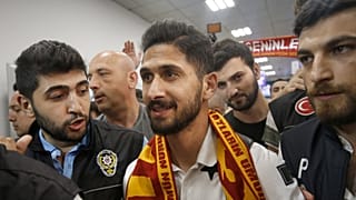 Galatasaray'ın anlaştığı Emre Akbaba sözleşme imzalamak için İstanbul'a geldi
