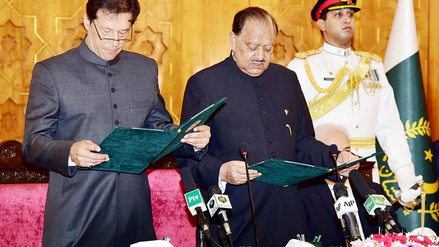  عمران خان بطل العالم في الكريكت يؤدي اليمين رئيسا لوزراء باكستان النووية