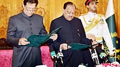  عمران خان بطل العالم في الكريكت يؤدي اليمين رئيسا لوزراء باكستان النووية