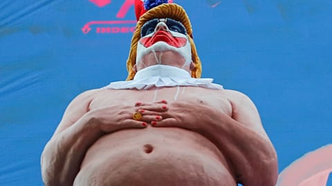 Untersicht auf die nackte Clownsstatue von Donald Trump