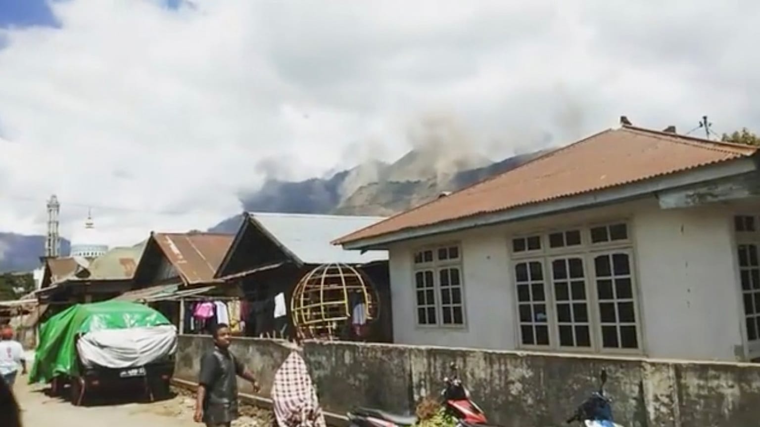 Keine Ruhe auf Lombok: 2 schwere Erdbeben erschüttern Ferienparadies 