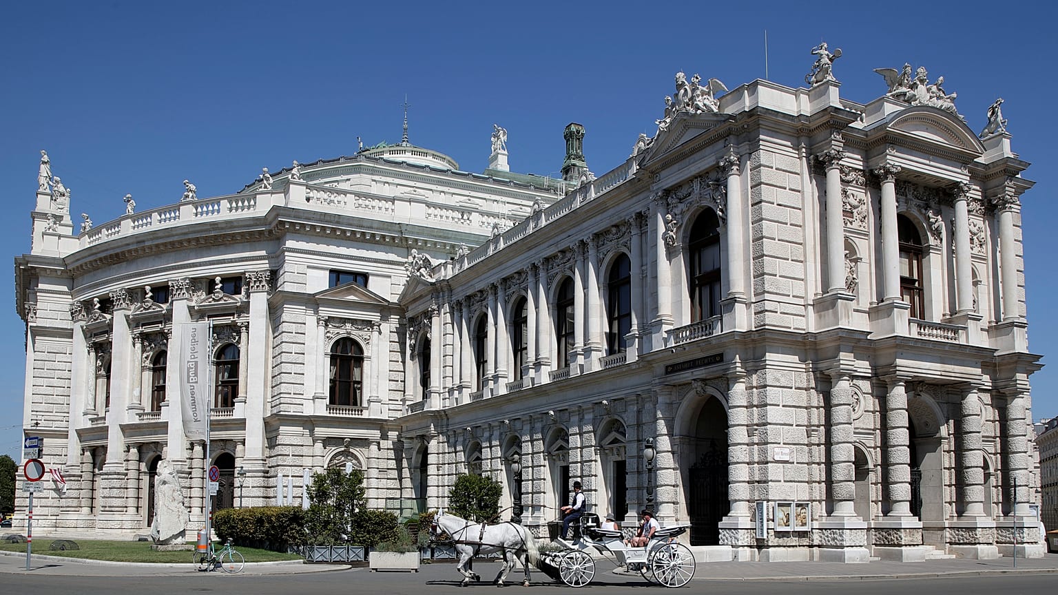 Fiáker a bécsi Burgtheater előtt. Már nem tűnnek olyan megbízhatónak.