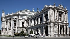 Fiáker a bécsi Burgtheater előtt. Már nem tűnnek olyan megbízhatónak.