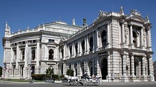 Fiáker a bécsi Burgtheater előtt. Már nem tűnnek olyan megbízhatónak.