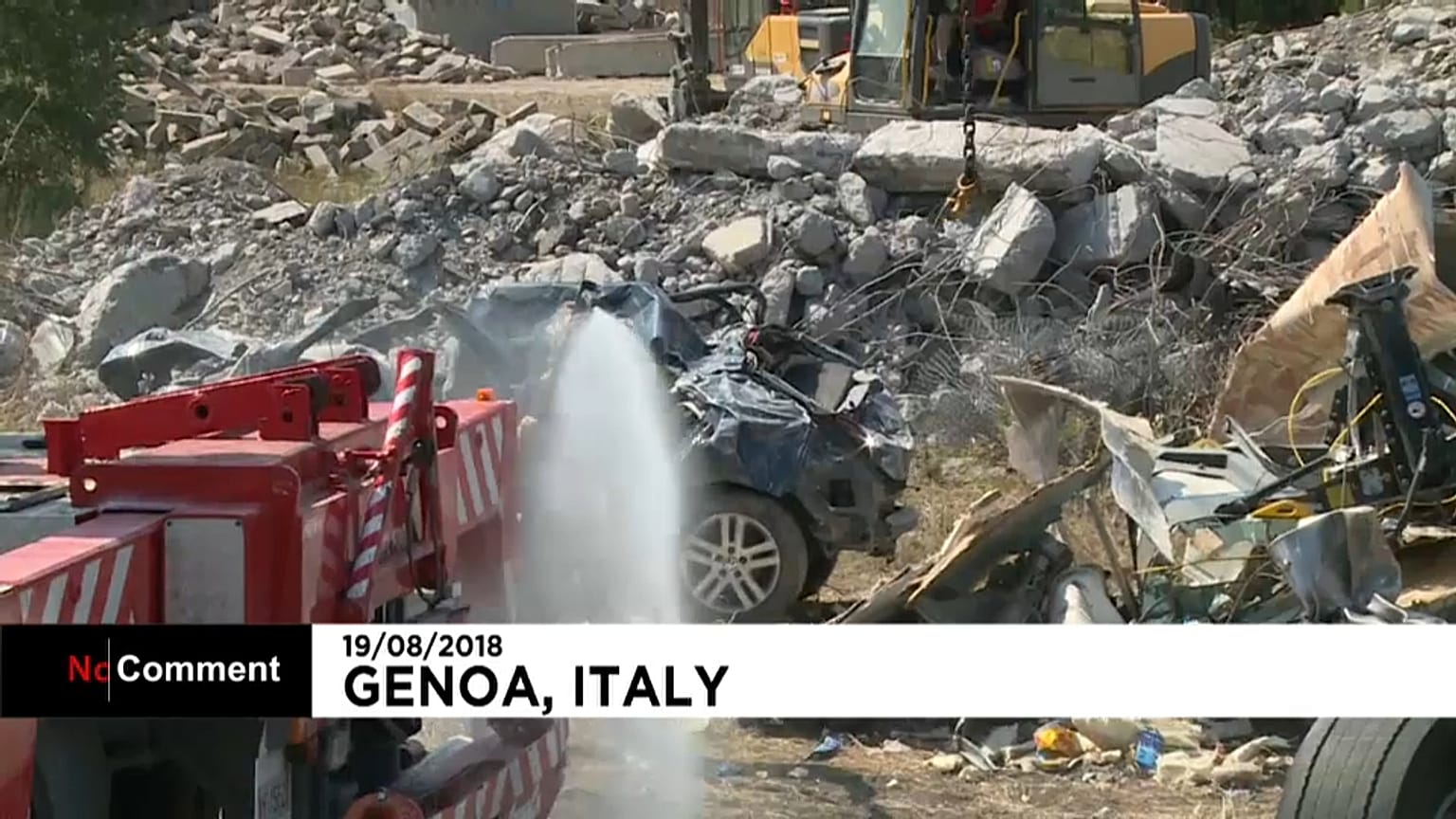 Genova, una distesa di lamiere sotto il ponte Morandi