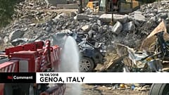 Genova, una distesa di lamiere sotto il ponte Morandi