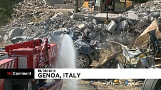 Genova, una distesa di lamiere sotto il ponte Morandi