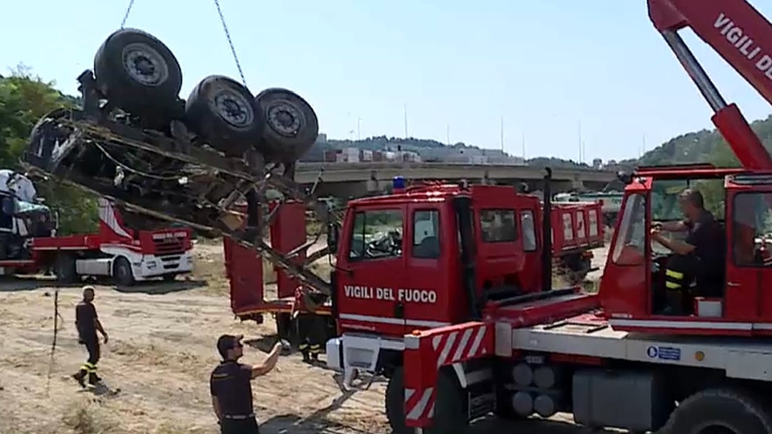 Cenova'da yıkılan köprüde 35 otomobil ve 3 TIR alt yola düştü.