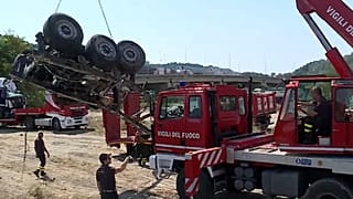 Cenova'da yıkılan köprüde 35 otomobil ve 3 TIR alt yola düştü.