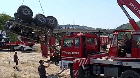 Cenova'da yıkılan köprüde 35 otomobil ve 3 TIR alt yola düştü.