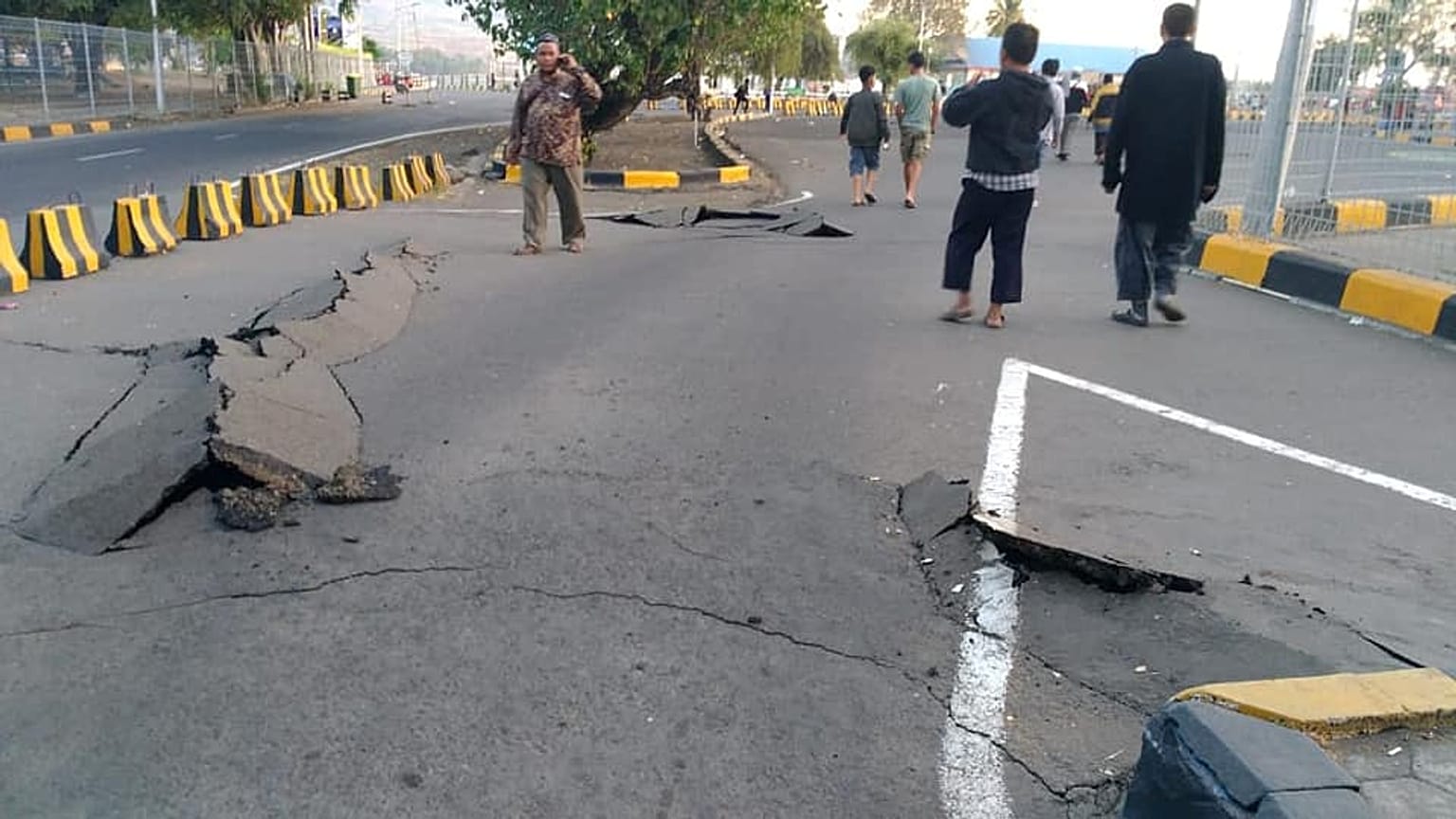 شاهد: زلزال لومبوك في إندونيسيا يخلف تصدعات أرضية عميقة