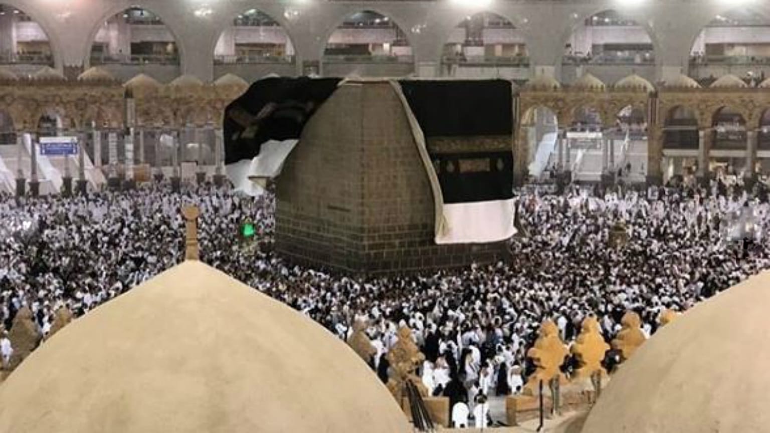 شاهد الرياح تزيل كسوة الكعبة في يوم التروية