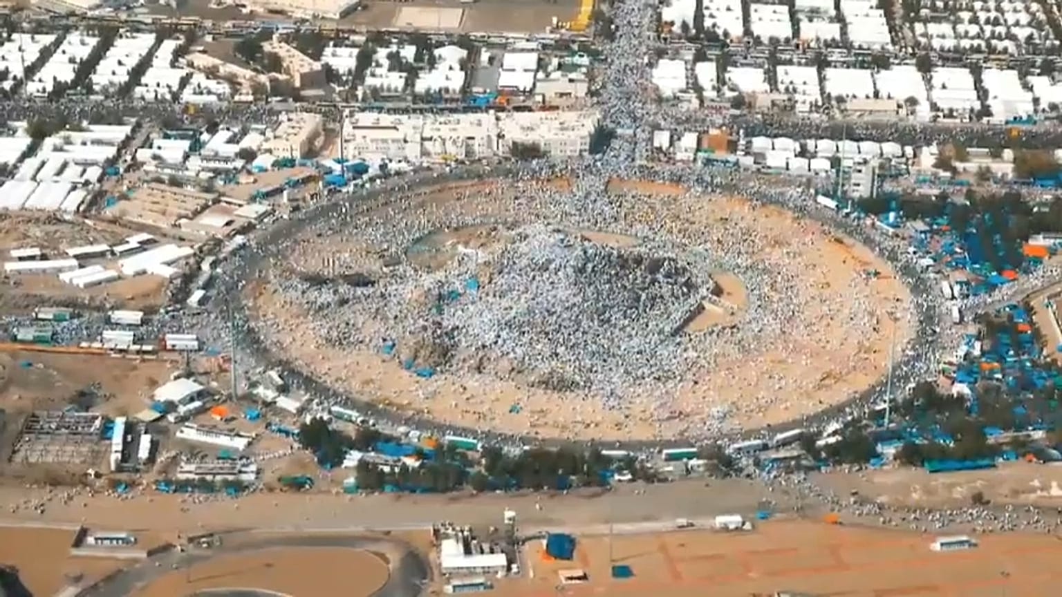 شاهد: حشود المسلمين وهم يأتون من كل حدب وصوب لأداء فريضة الحج