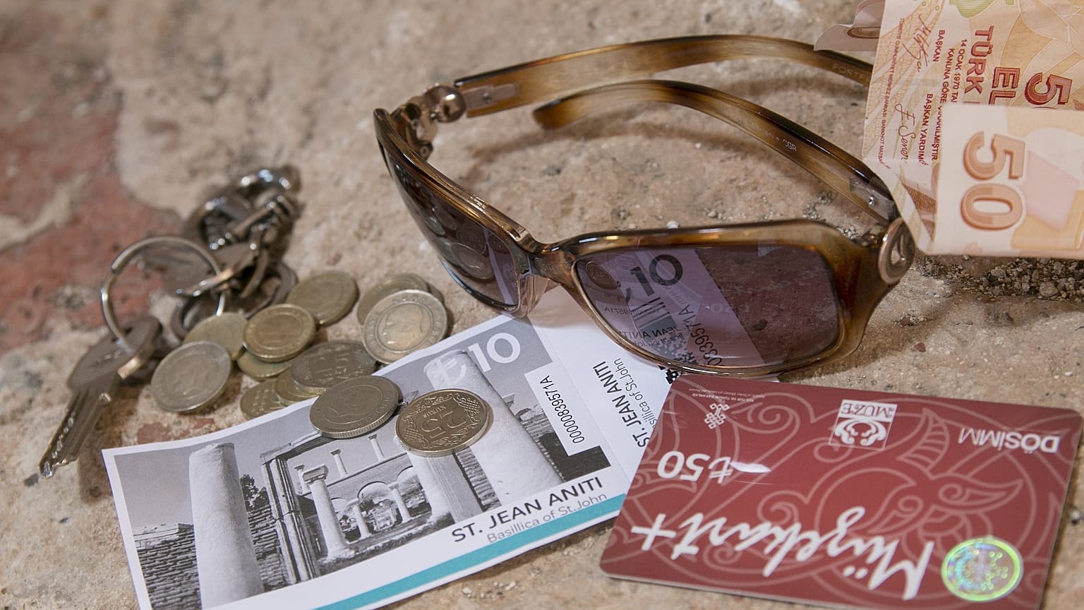 Lira-Münzen und -Scheine und eine Sonnenbrille