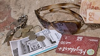 Lira-Münzen und -Scheine und eine Sonnenbrille