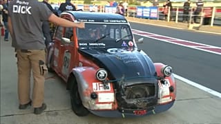 Uma corrida de 2CV sempre em forma em Norfolk