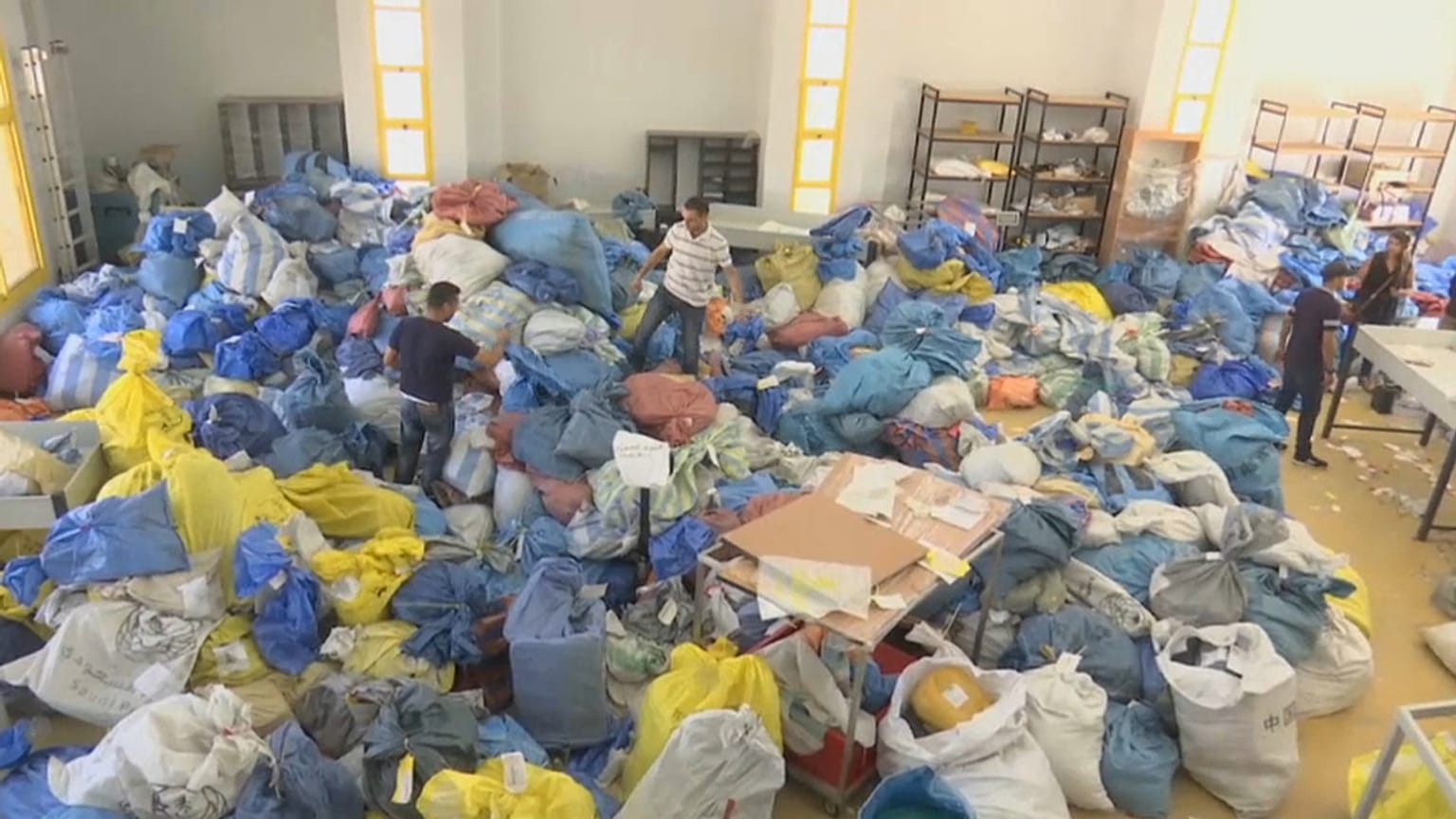 Palestinianos recebem correio com oito anos de atraso