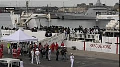 Nave Diciotti nel porto di Catania, ma i migranti non sbarcano