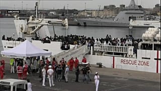Nave Diciotti nel porto di Catania, ma i migranti non sbarcano