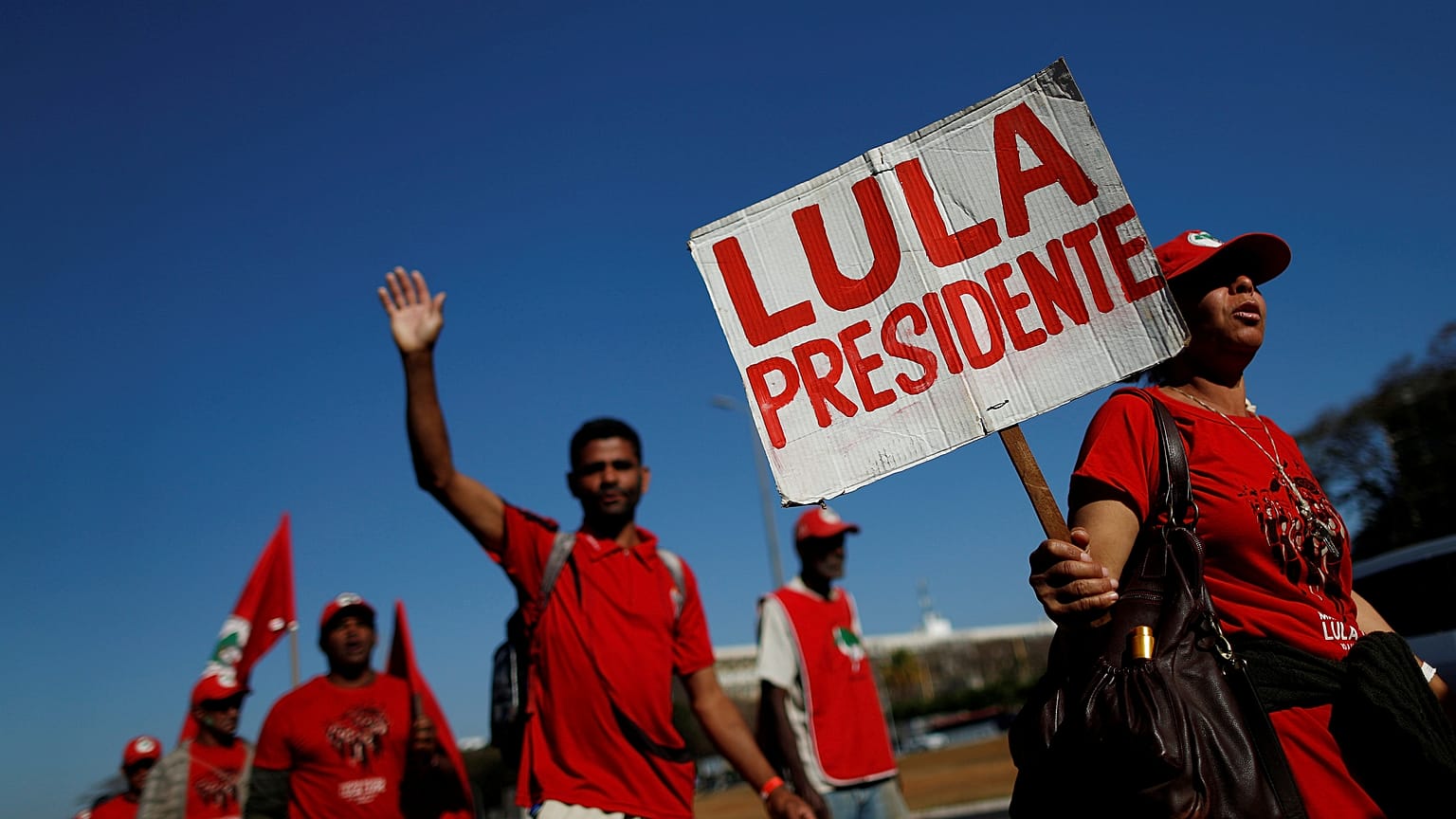 Brezilya'daki son anketler Lula'yı seçimlerin favorisi olarak gösteriyor.