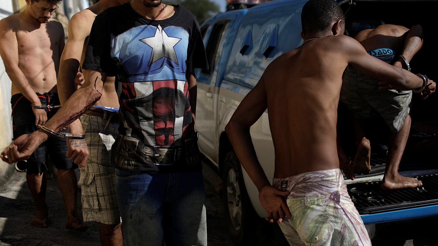 Dois polícias mortos em tiroteios em favelas