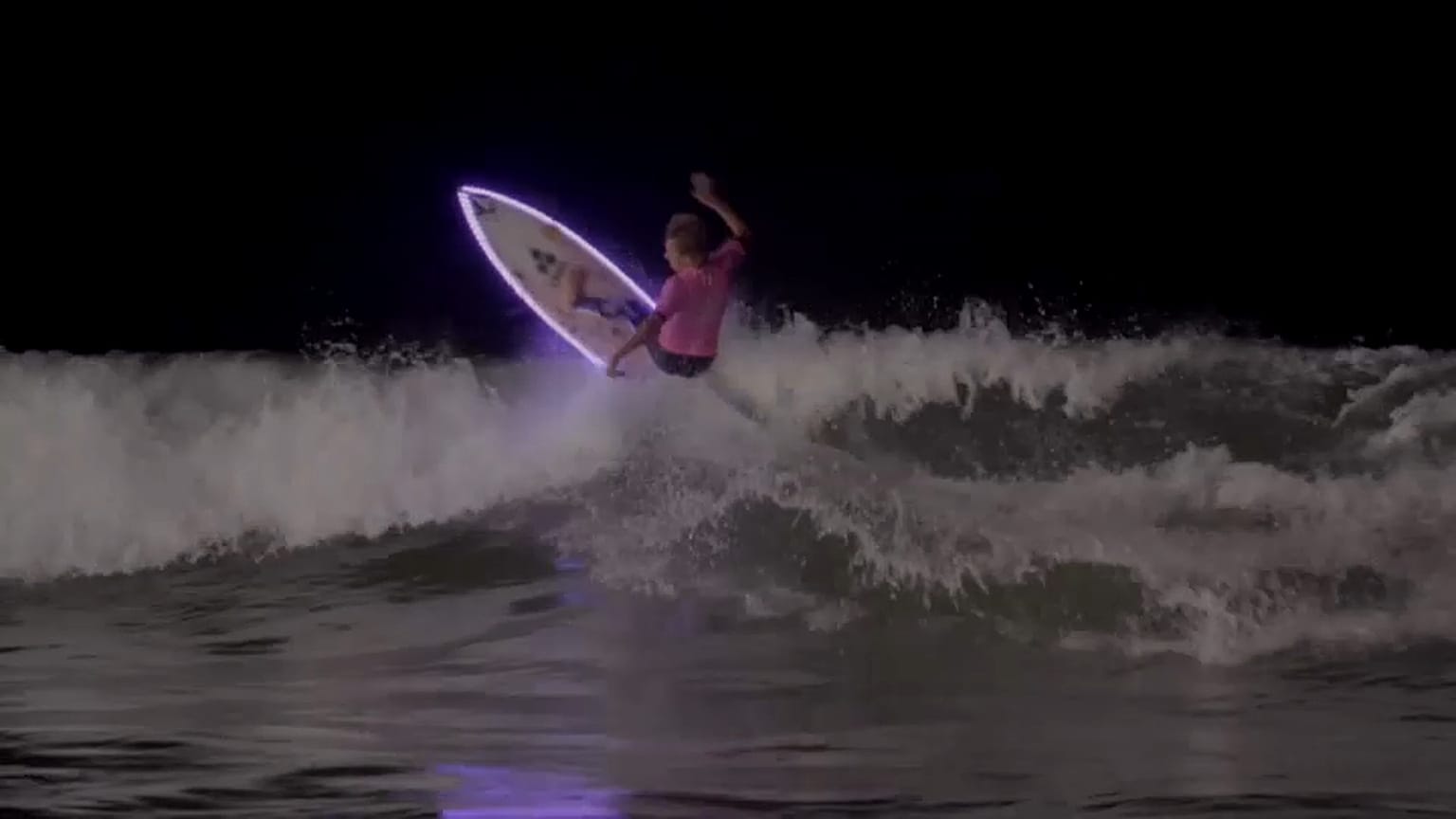 Surf de nuit dans la Chambre d'Amour
