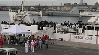 Το «Ντιτσιότι» έδεσε στην Κατάνη, όμως οι πρόσφυγες δεν μπορούν να αποβιβαστούν