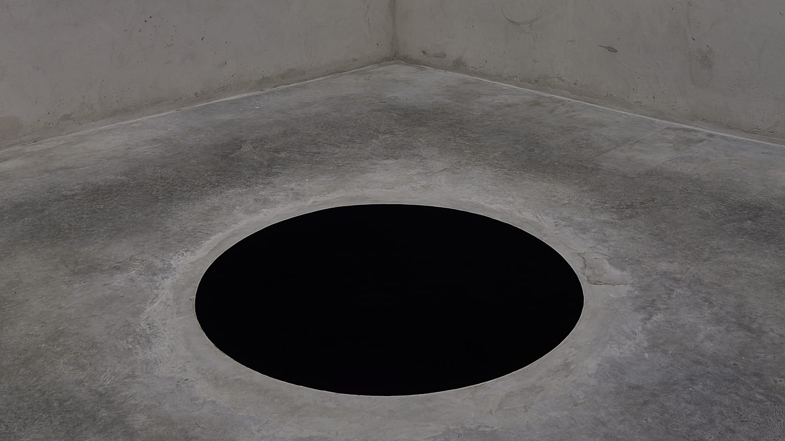 Un hombre en el hospital al caer por un 'agujero negro', obra de Anish Kapoor