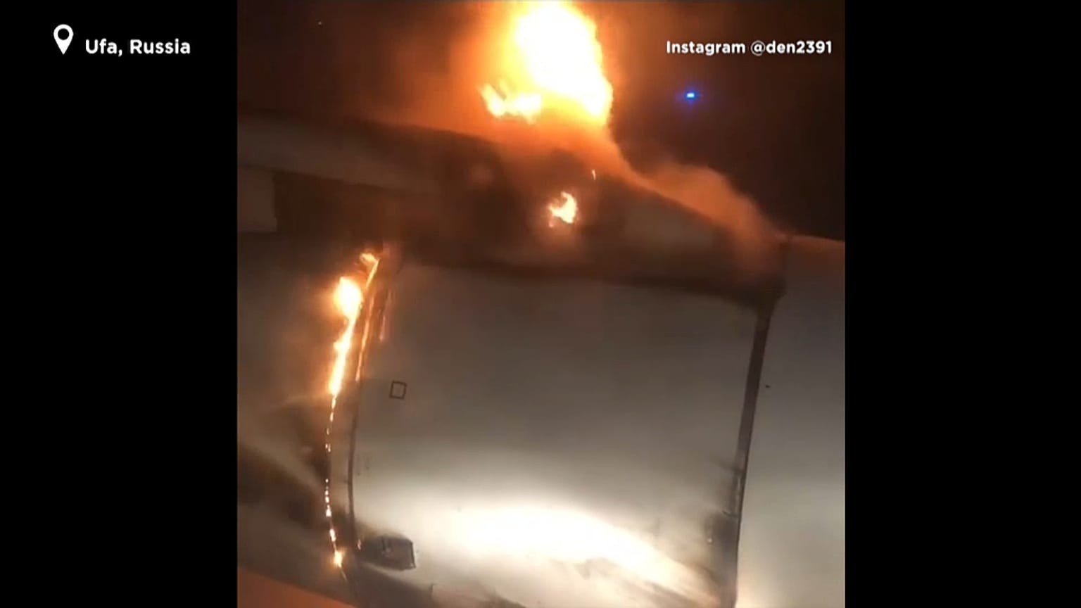 Un avión con 202 pasajeros aterriza en Rusia con un motor en llamas