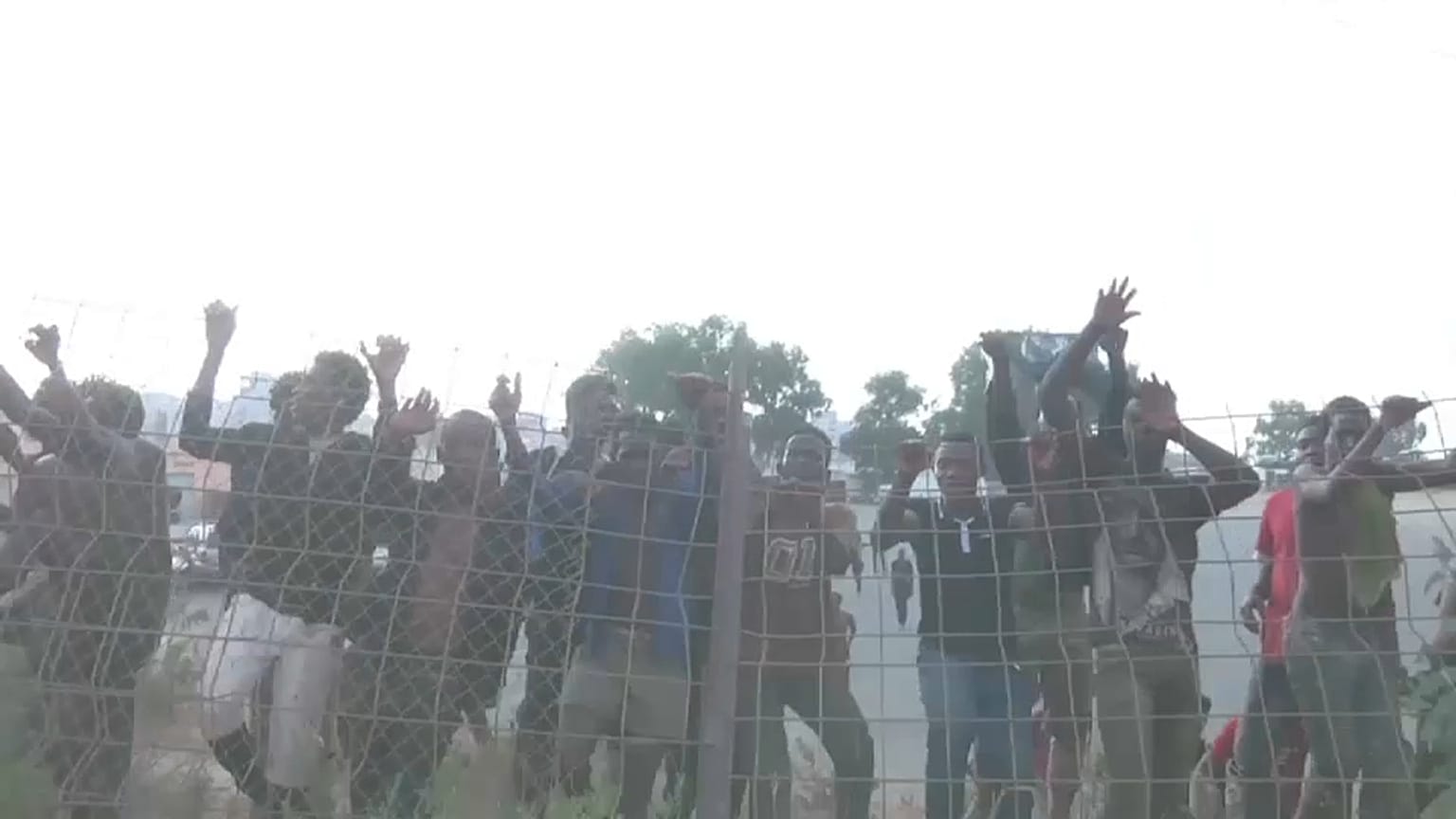 Afrikalı göçmenler Avrupa'ya geçmek için Ceuta'da tel örgülerden atladı 