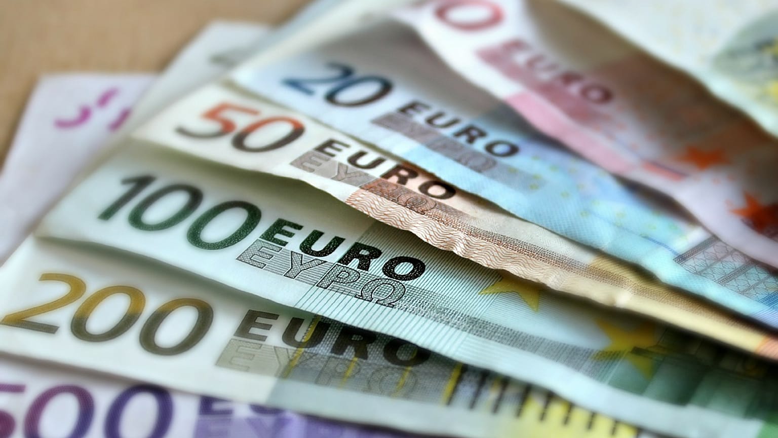 اليورو في أعلى مستوياته في أسبوعين والدولار يتراجع مع الضغوط على ترامب