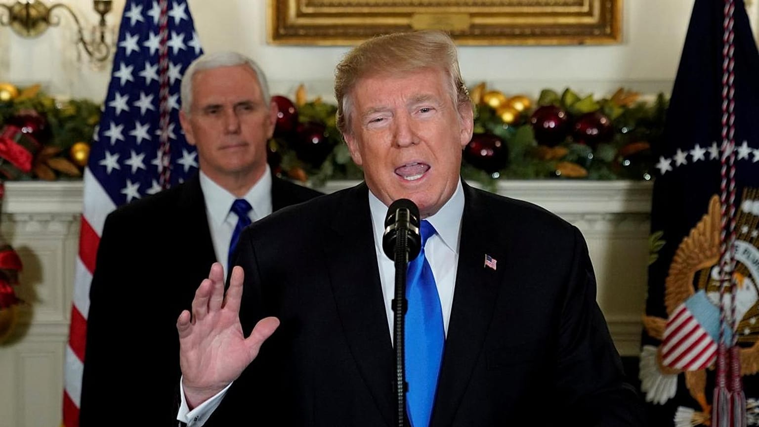 Trump'ın azledilmesi durumunda yerine geçecek Mike Pence kimdir? 