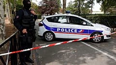 Paris: Bıçaklı saldırgan annesi ve kız kardeşini öldürdü
