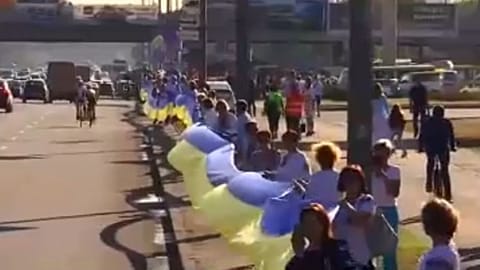Un drapeau ukrainien long de 2700 mètres !